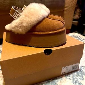 UGG Women’s Funkette Platform Slides Tan Size 6 *Never Worn*